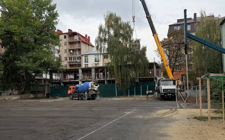 Кран і автобетонозмішувач біля стадіону ліцею